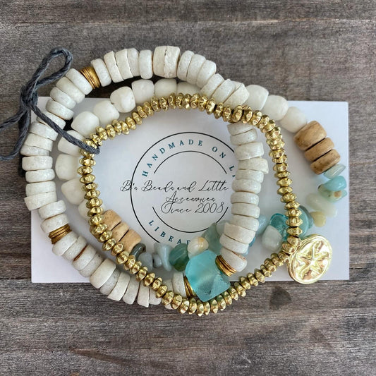 Maisons simples ou empilées sur la plage en bord de mer