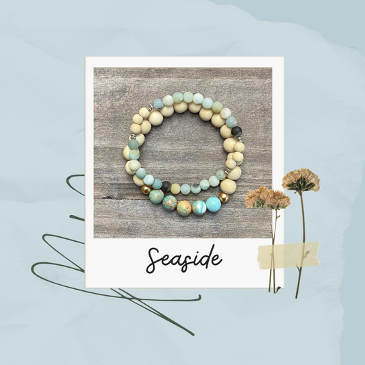 Pile d'amazonites en bord de mer