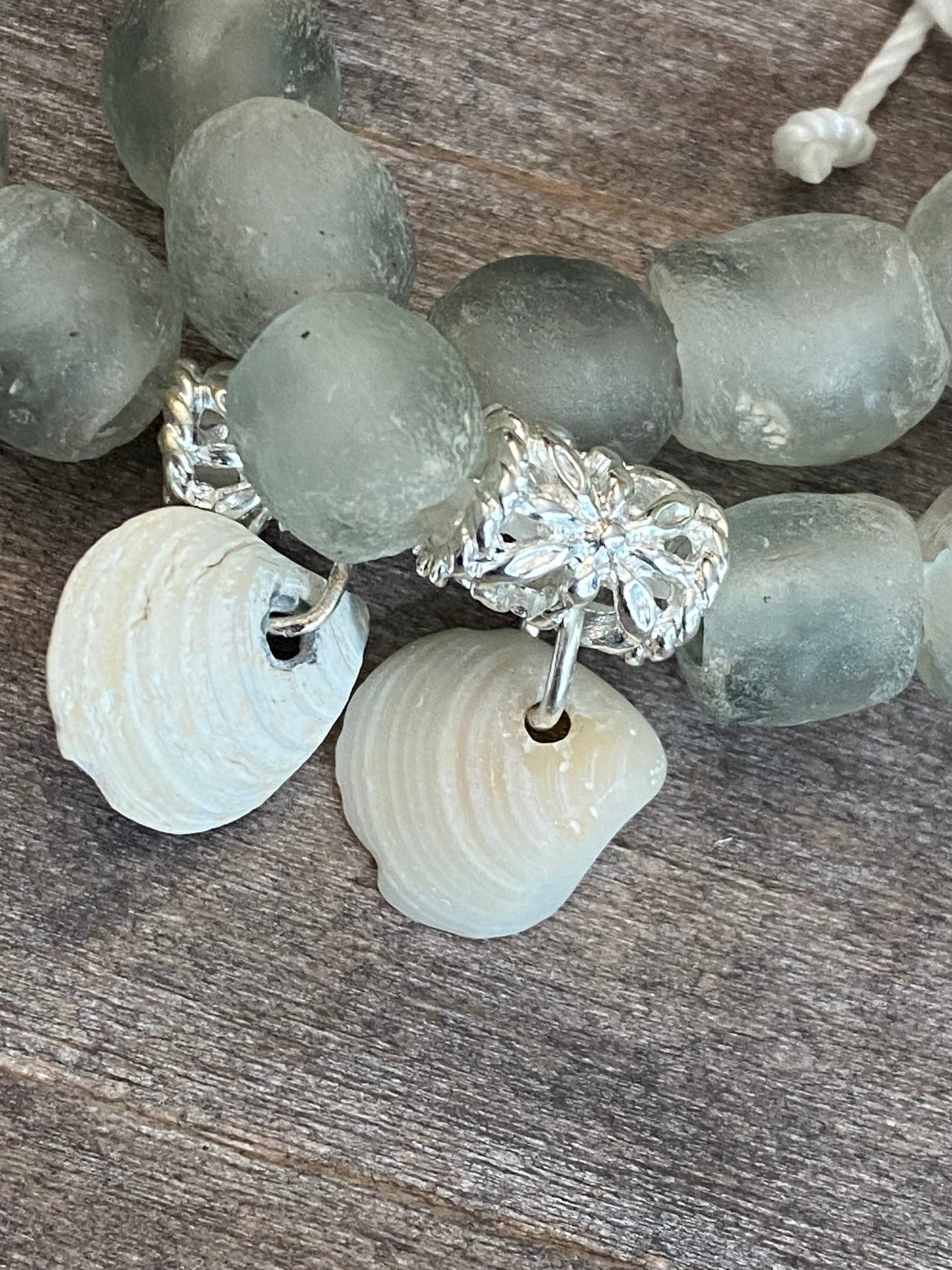 Bracelet coquillages sélectionnés SmithPoint Fire Island 6-1/2 po.