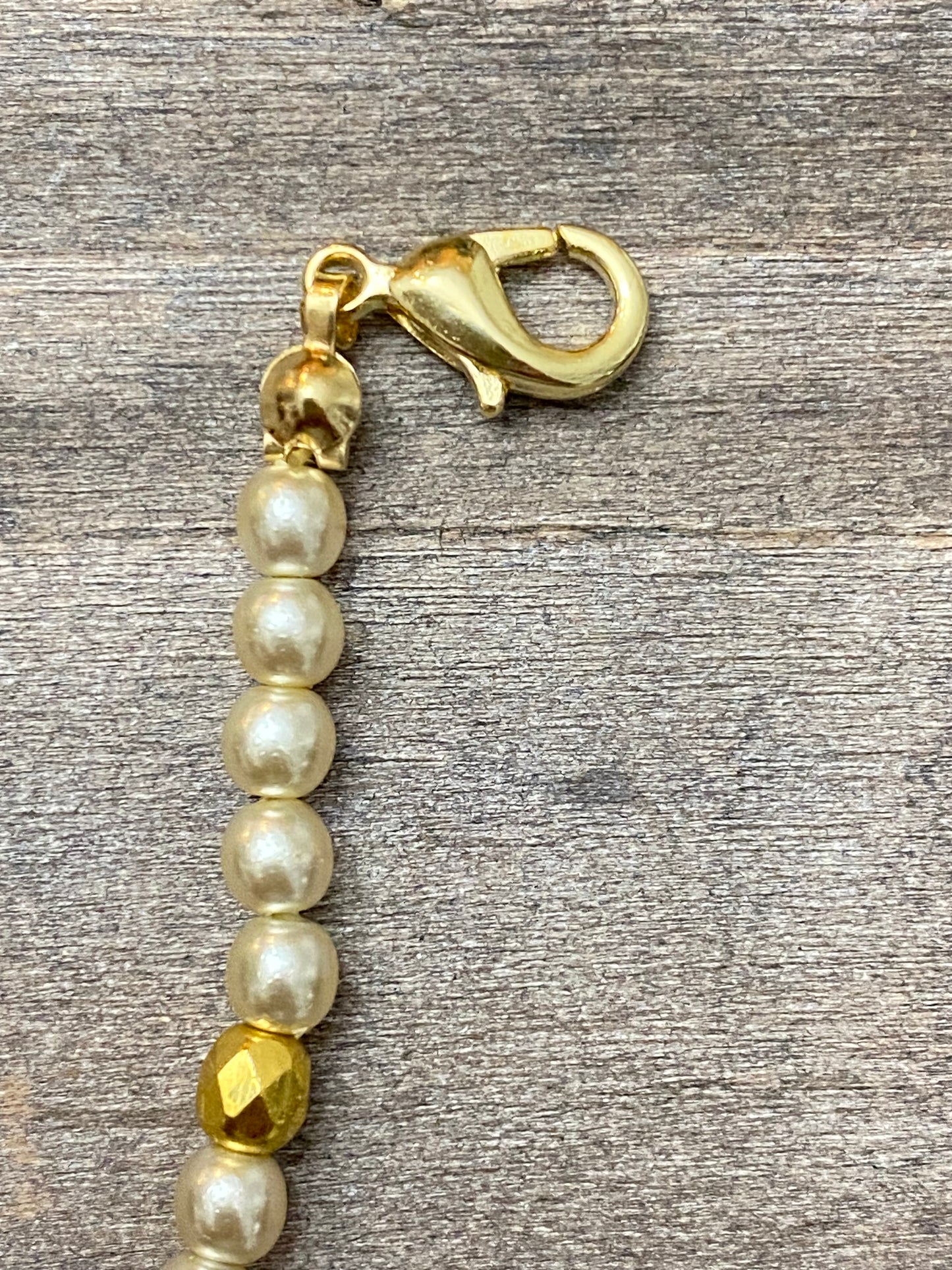 Bracelet en perles avec accent doré