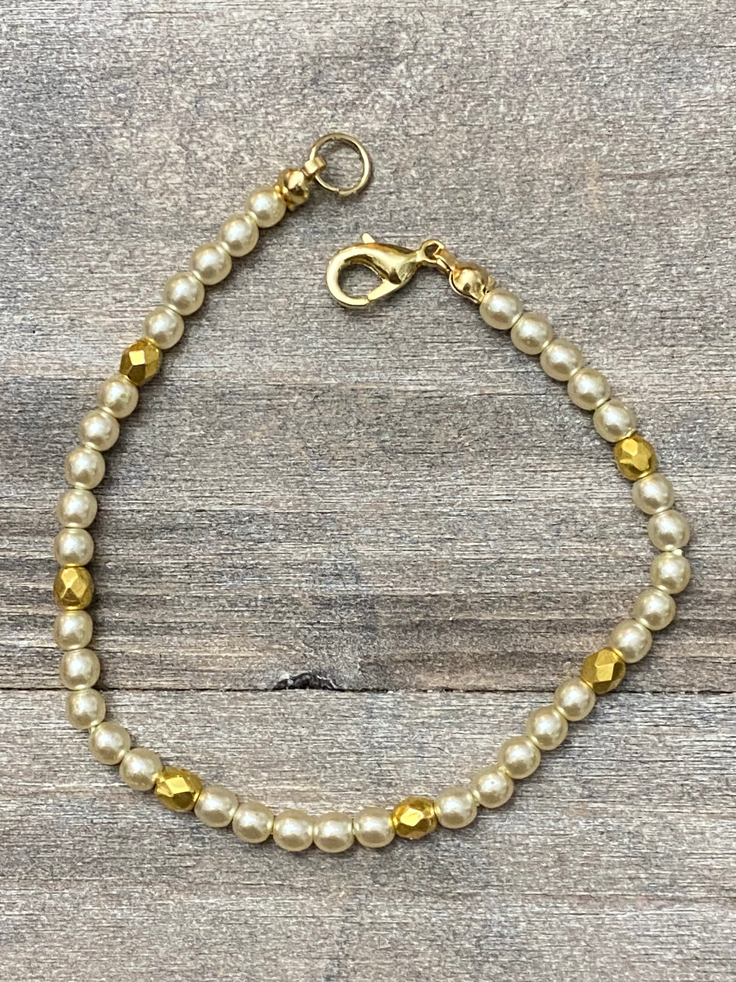 Bracelet en perles avec accent doré