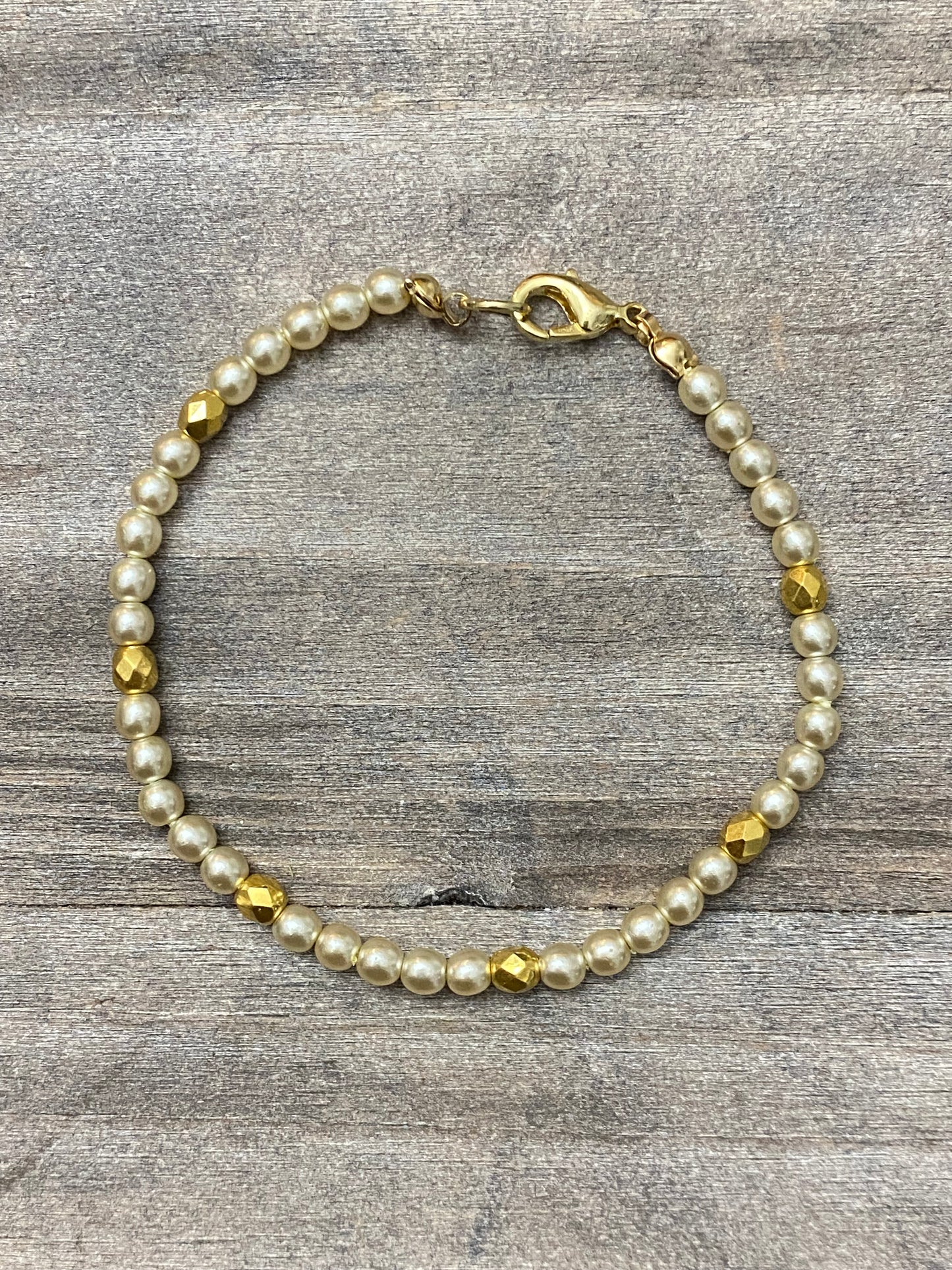 Bracelet en perles avec accent doré