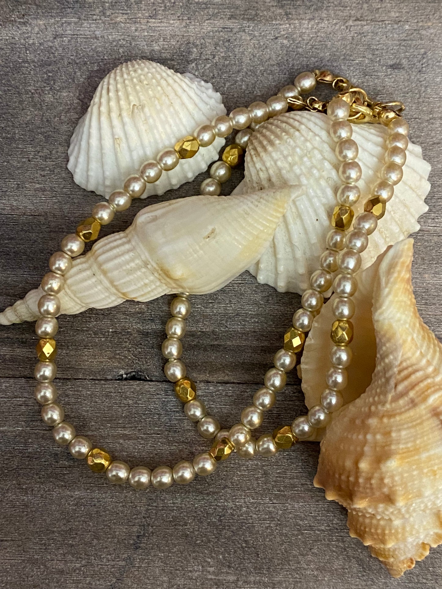Bracelet en perles avec accent doré