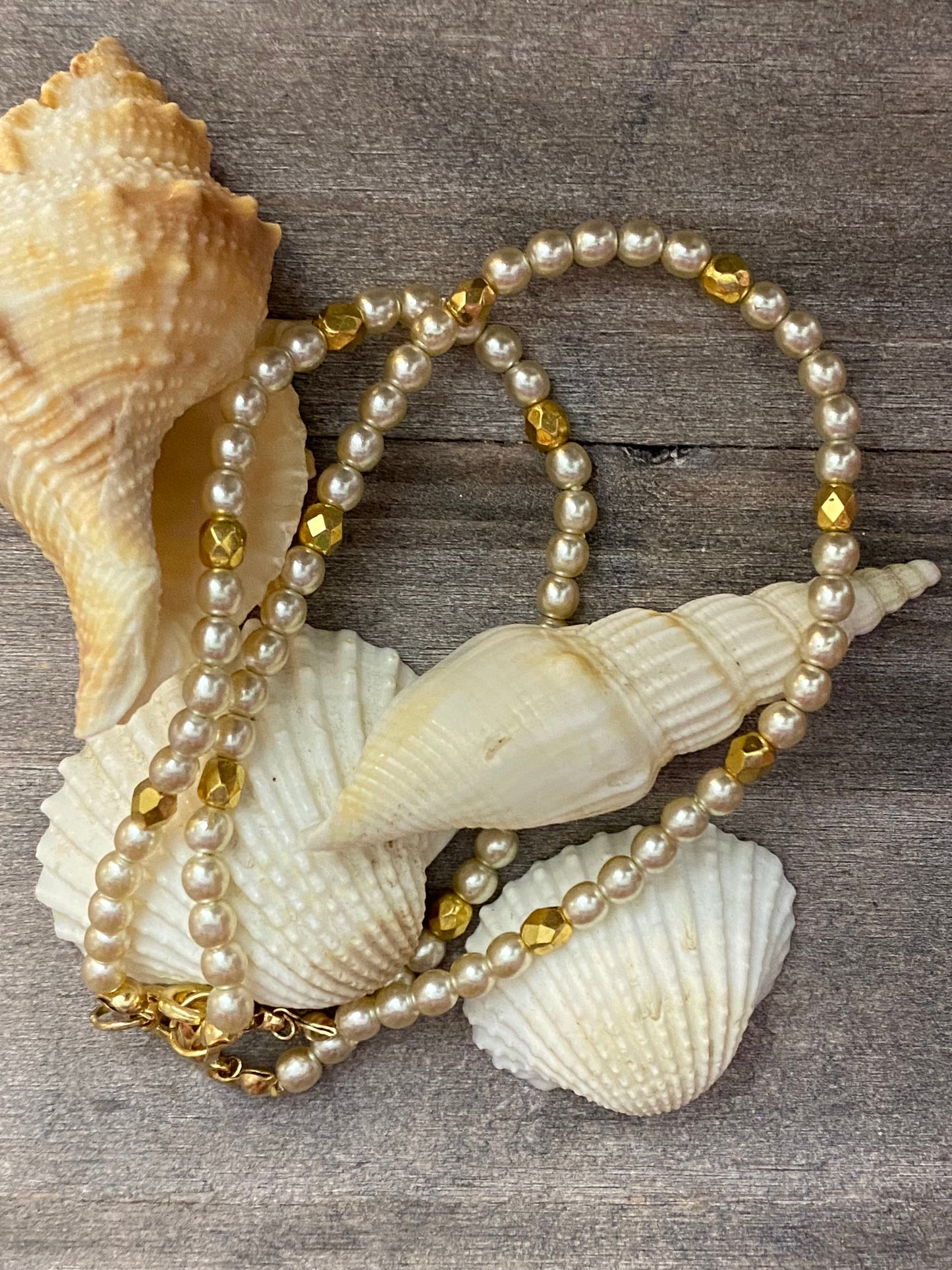 Bracelet en perles avec accent doré