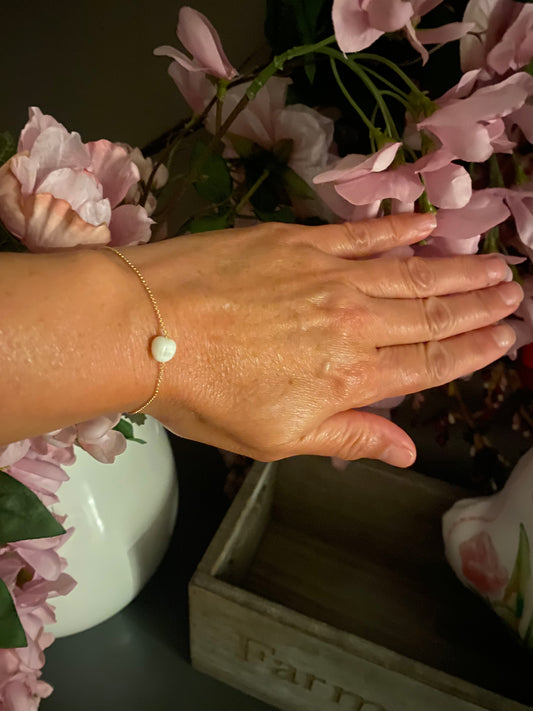 Pulsera de cadena en tono dorado con piedra lunar