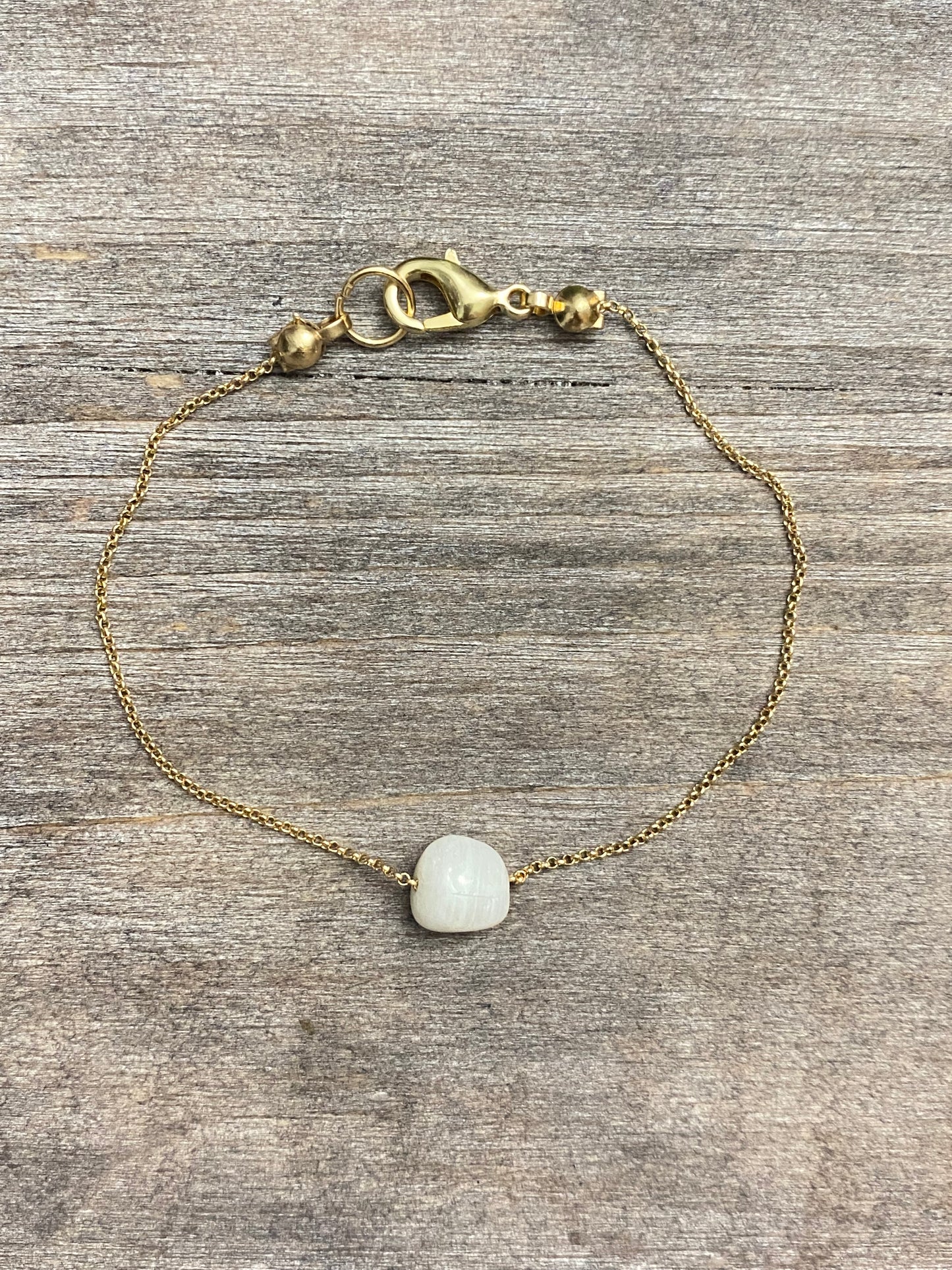 Bracelet chaîne doré avec pierre de lune