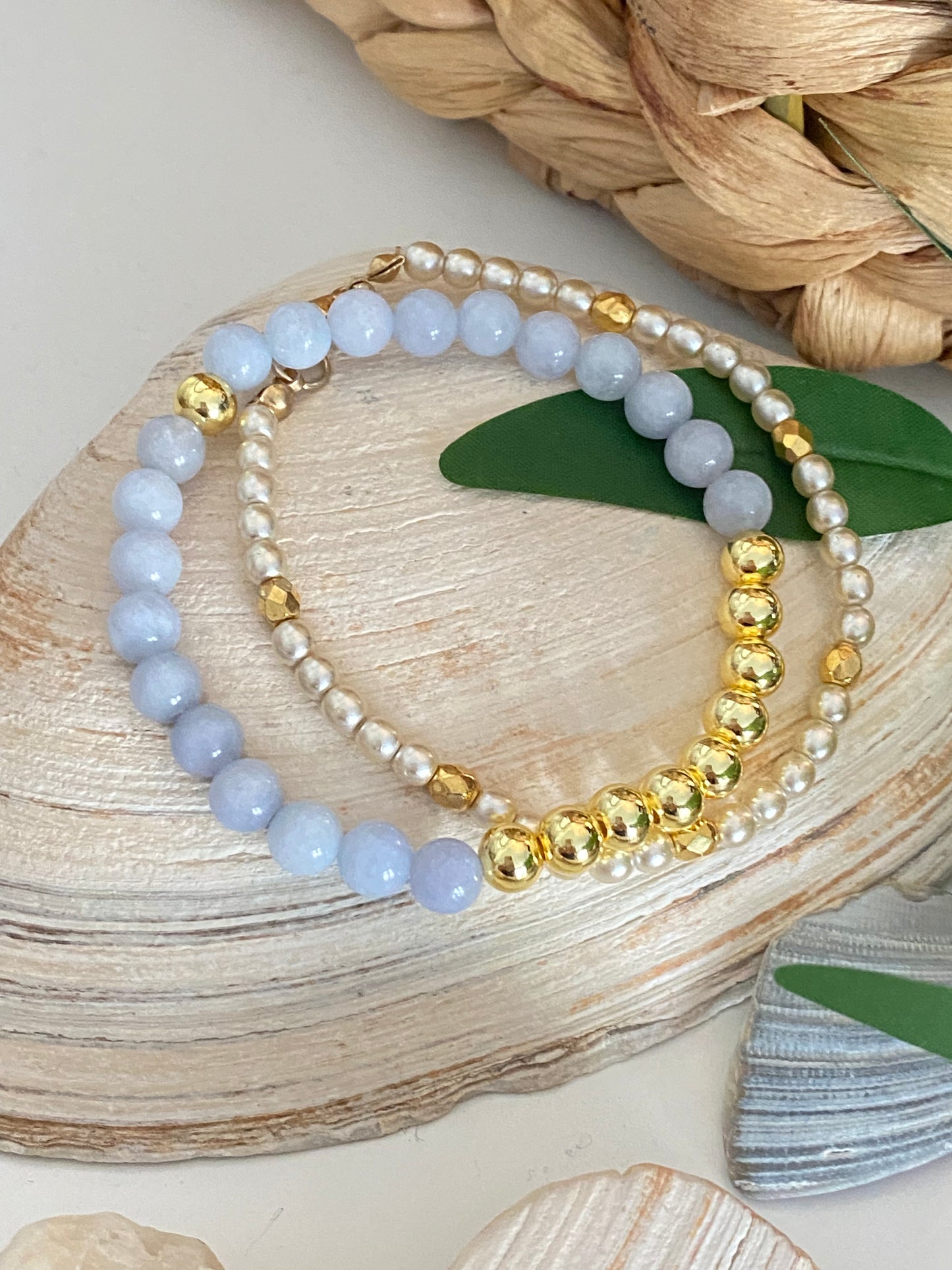Empilement d'aigue-marine et de perles dorées