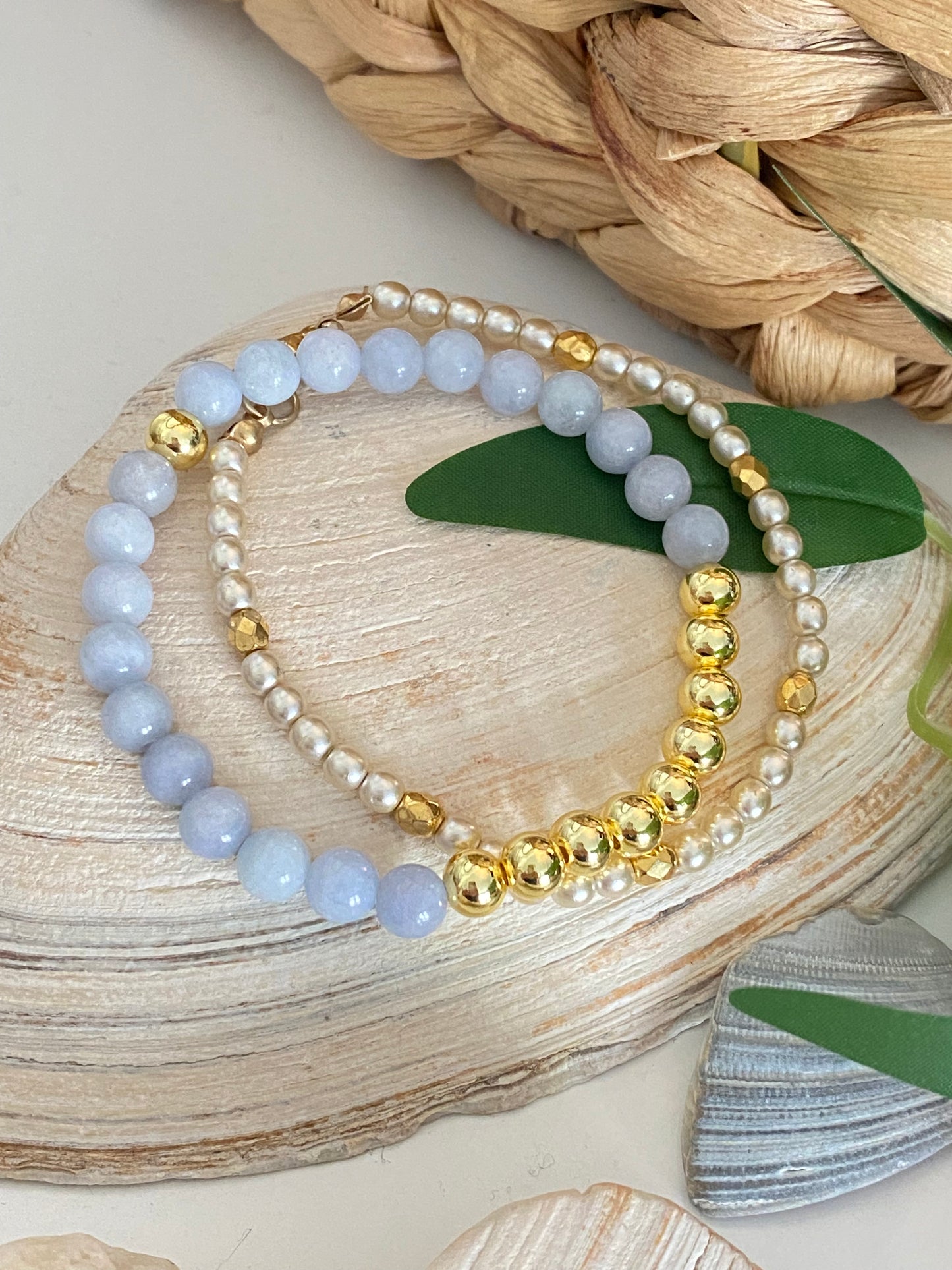 Empilement d'aigue-marine et de perles dorées