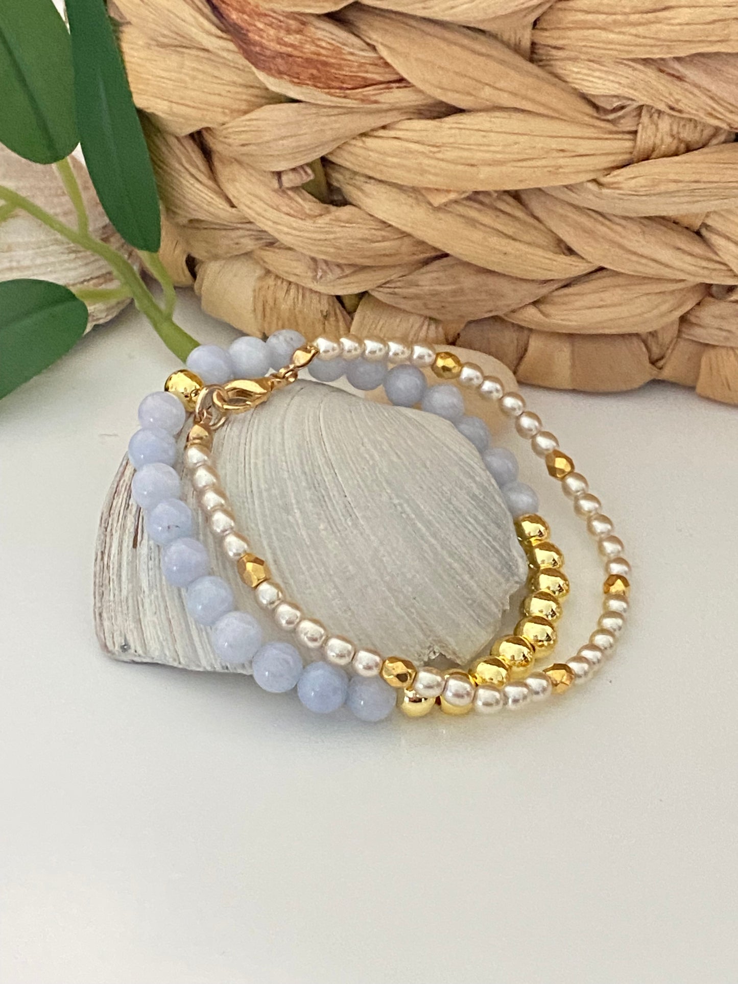 Empilement d'aigue-marine et de perles dorées