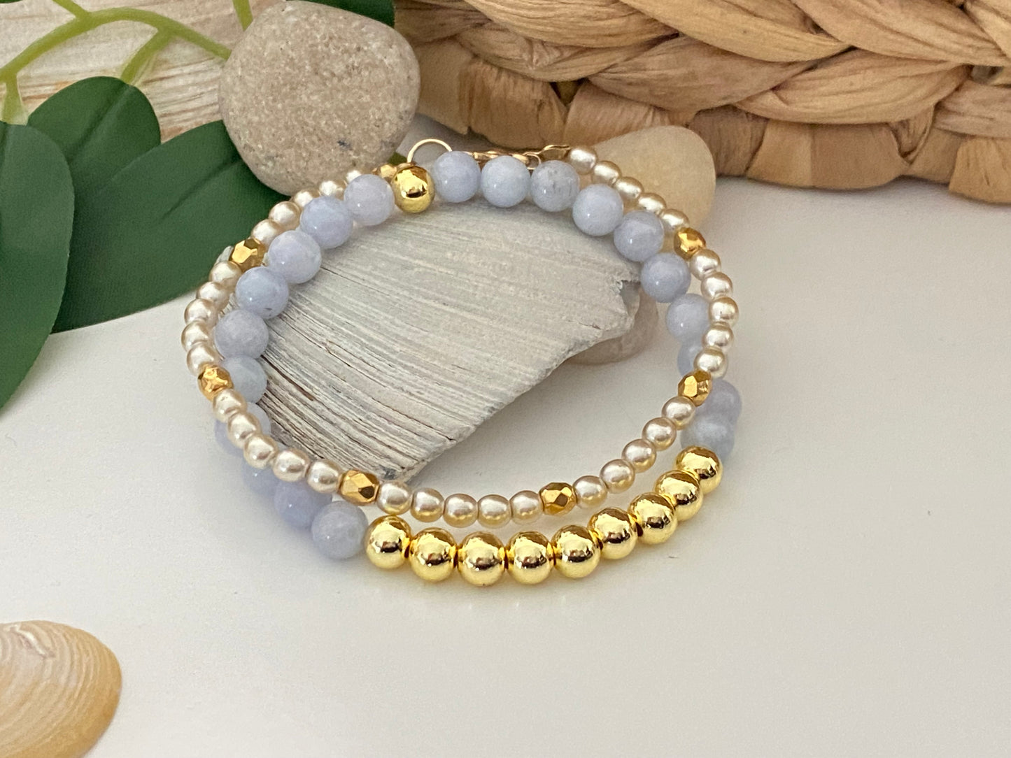 Empilement d'aigue-marine et de perles dorées