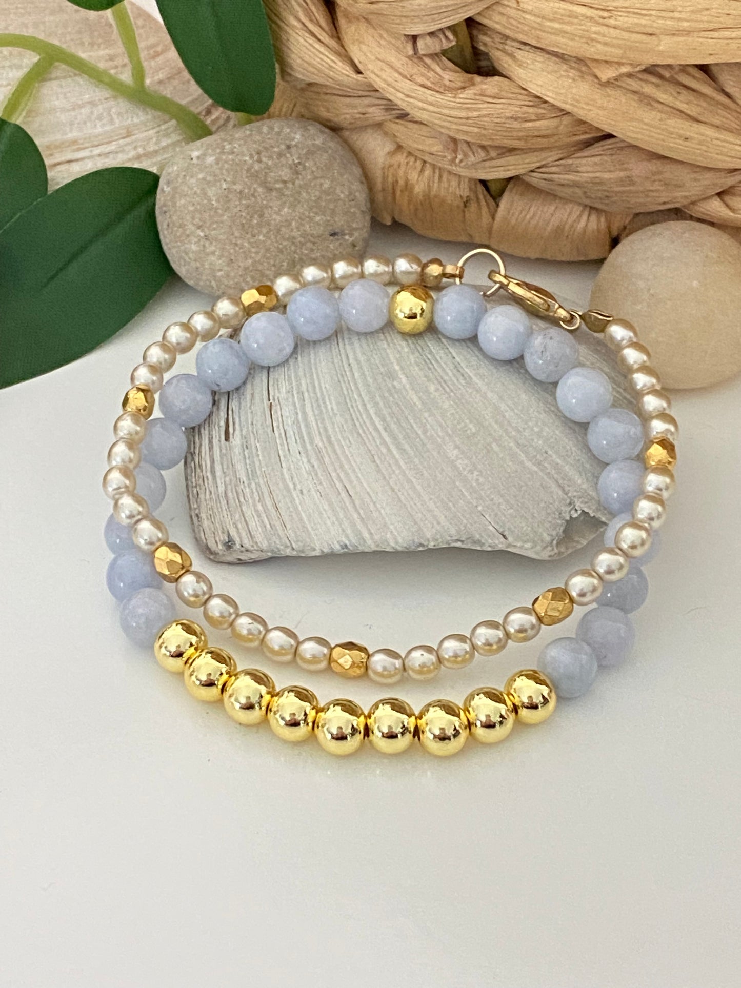Empilement d'aigue-marine et de perles dorées