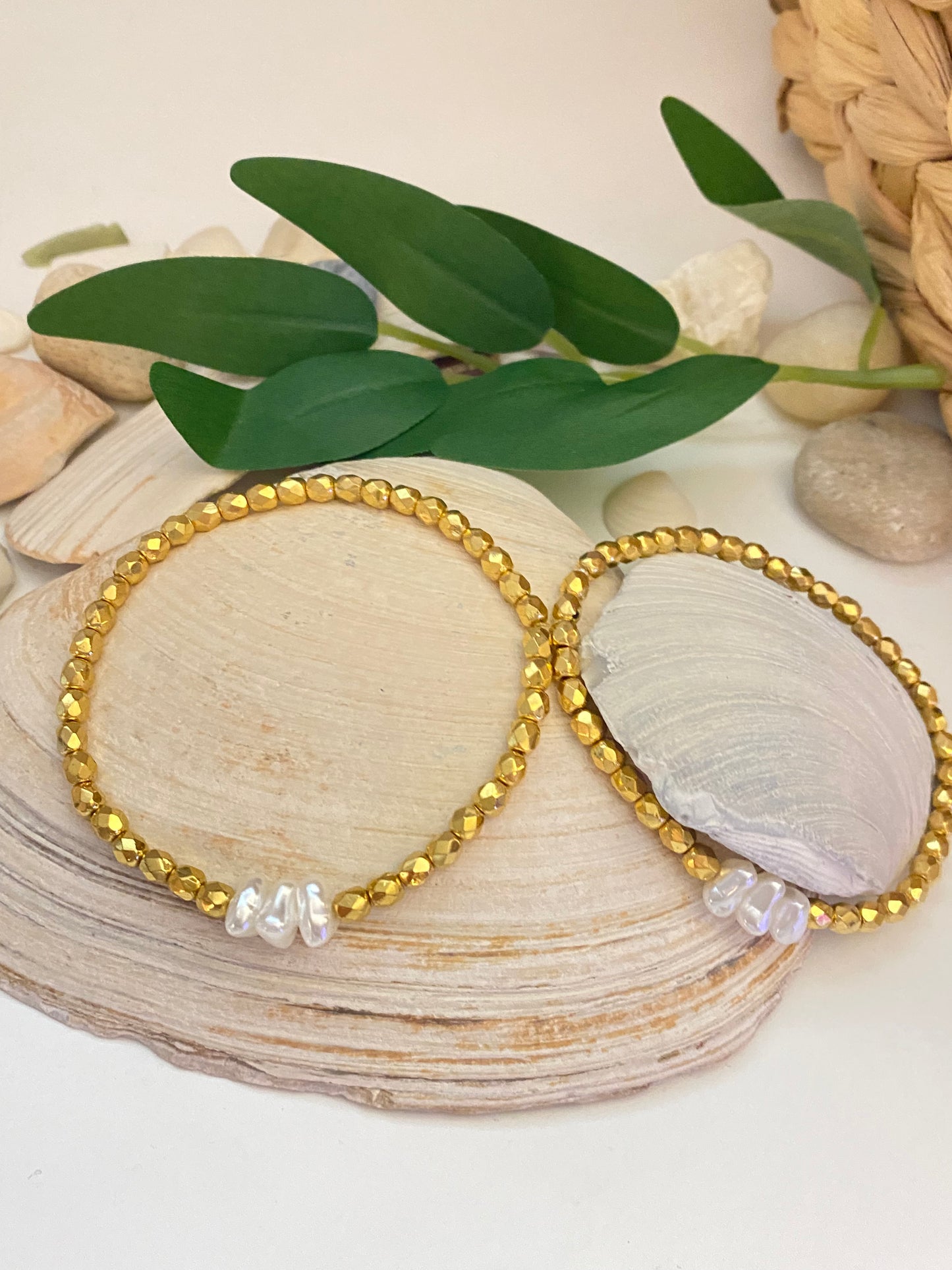 Bracelet en perles à facettes dorées avec pépites de verre nacré