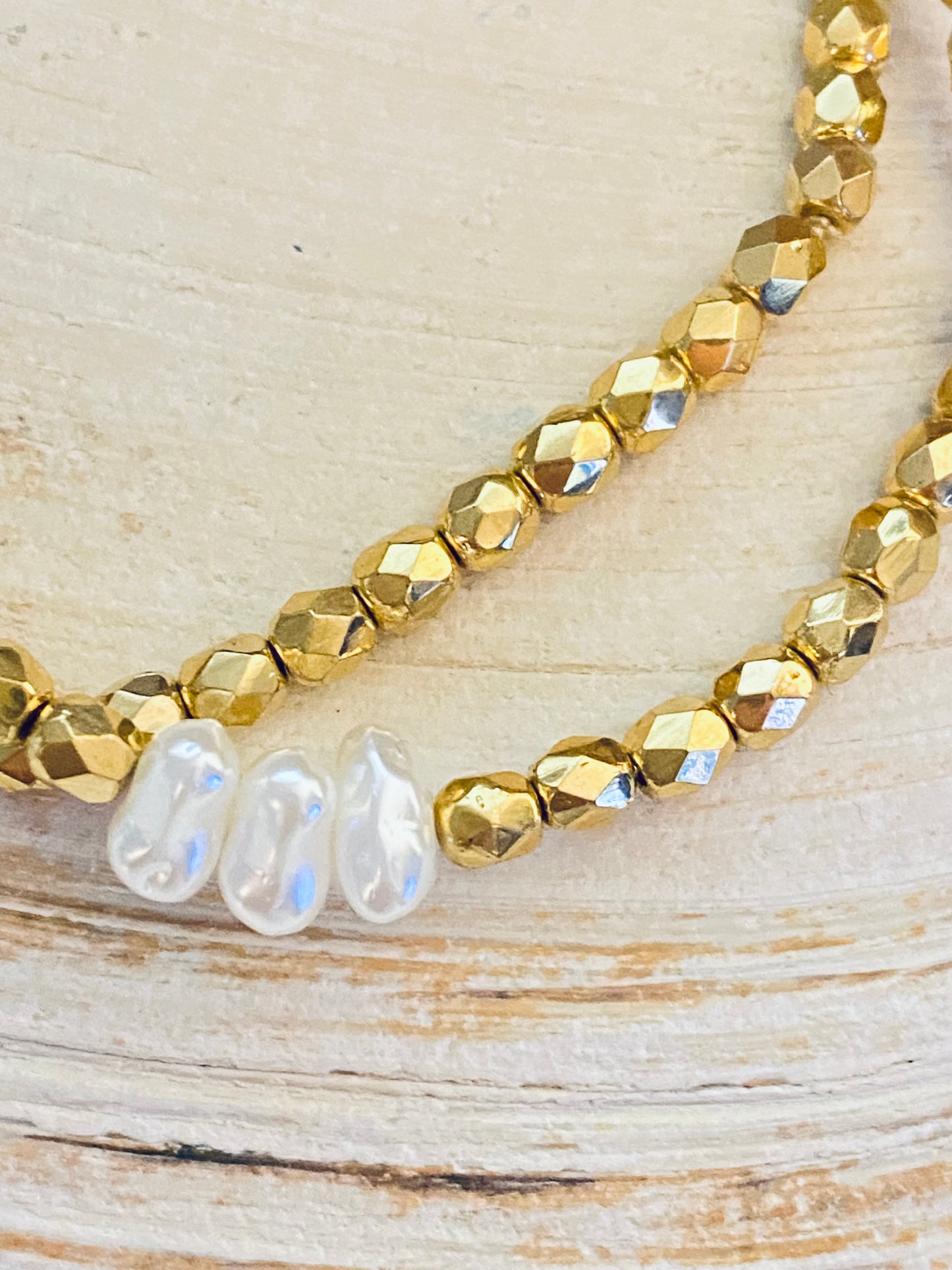 Bracelet en perles à facettes dorées avec pépites de verre nacré