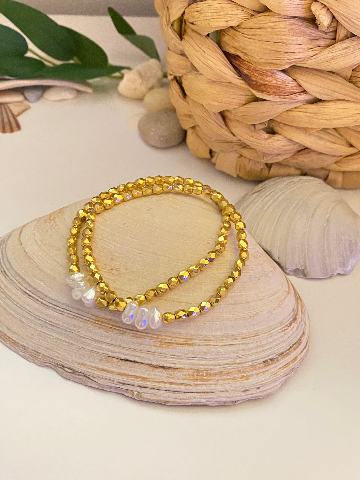Bracelet en perles à facettes dorées avec pépites de verre nacré
