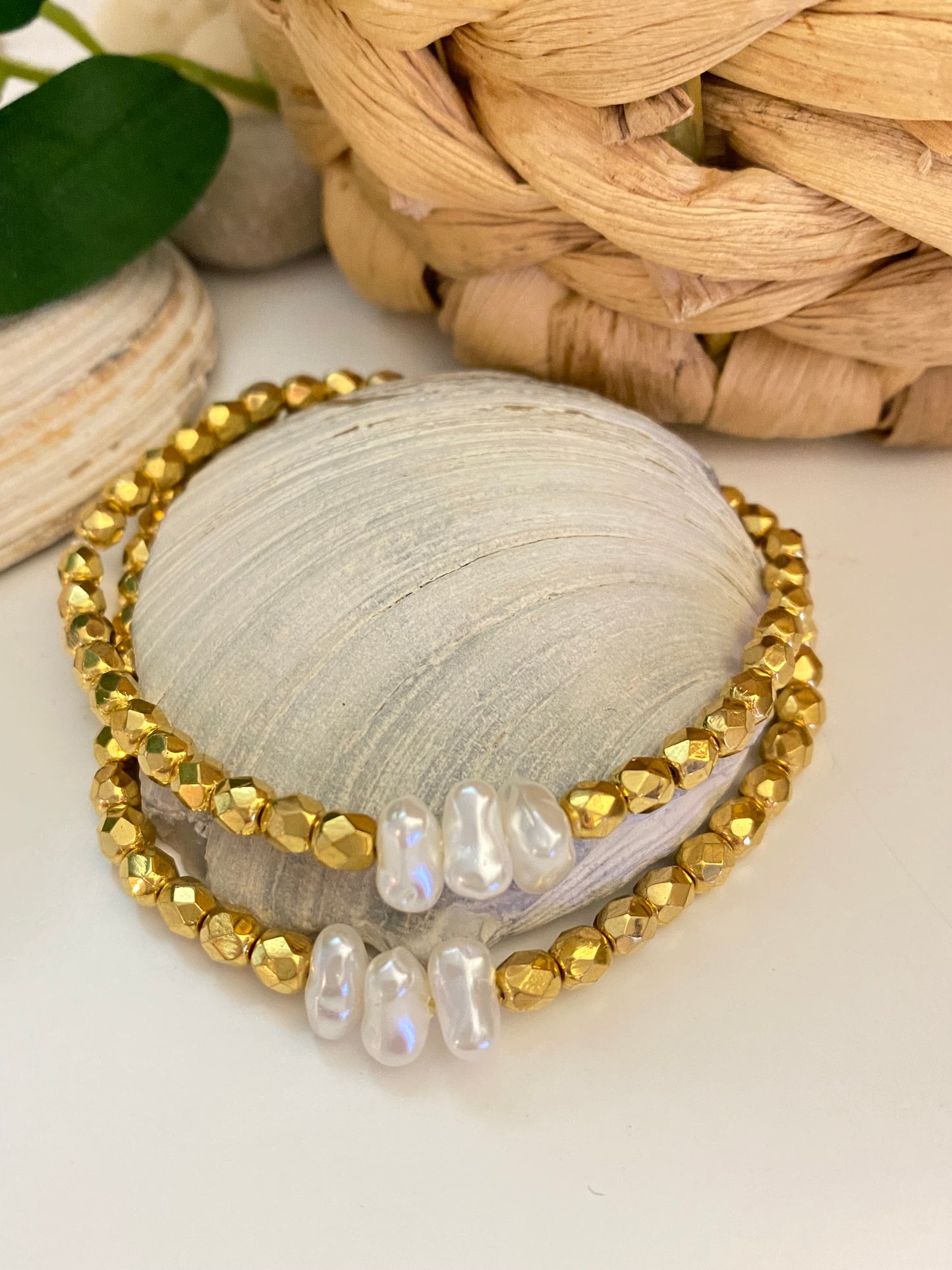 Bracelet en perles à facettes dorées avec pépites de verre nacré