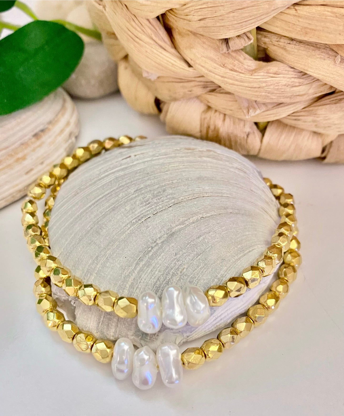 Bracelet en perles à facettes dorées avec pépites de verre nacré