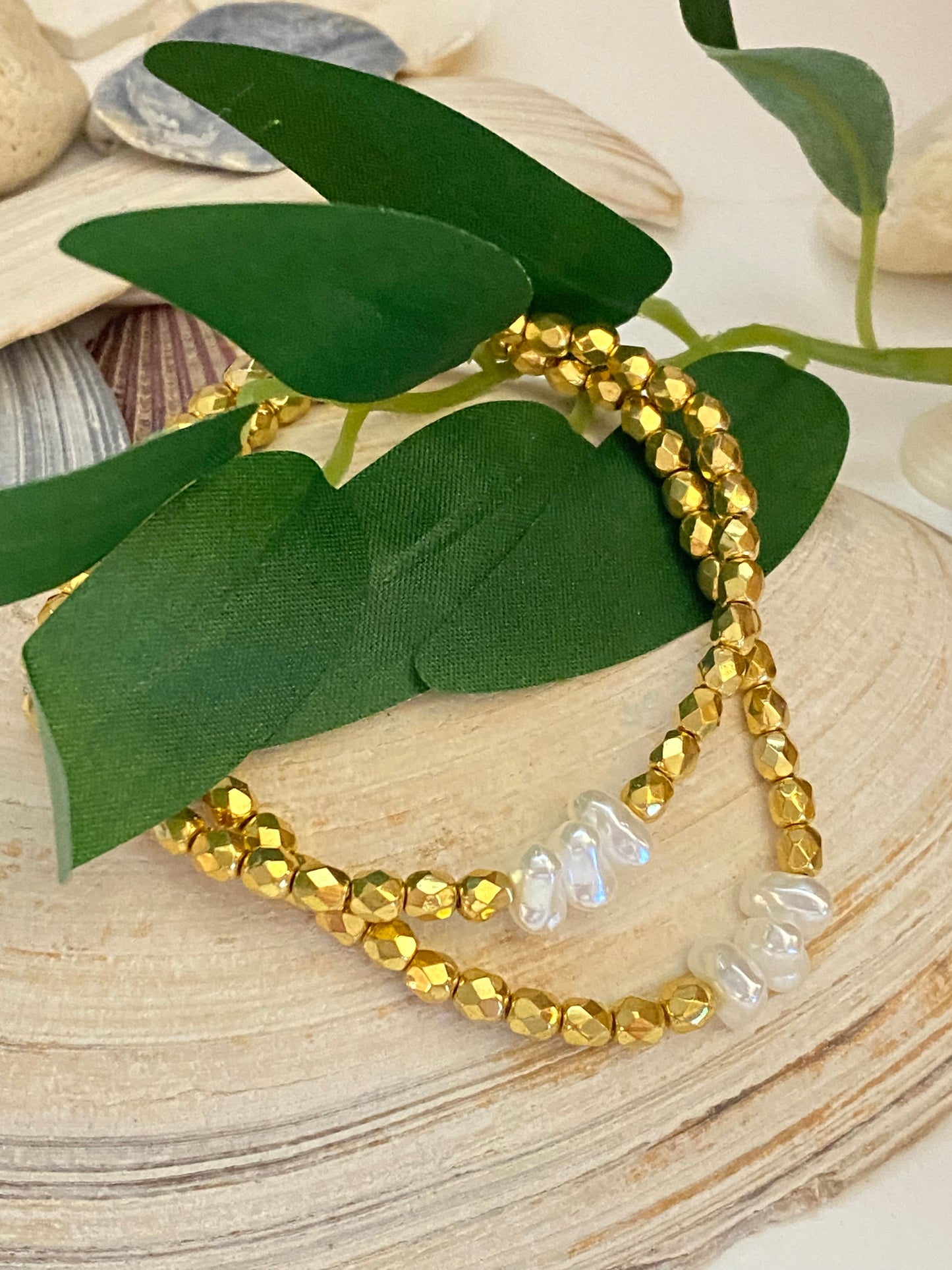 Bracelet en perles à facettes dorées avec pépites de verre nacré