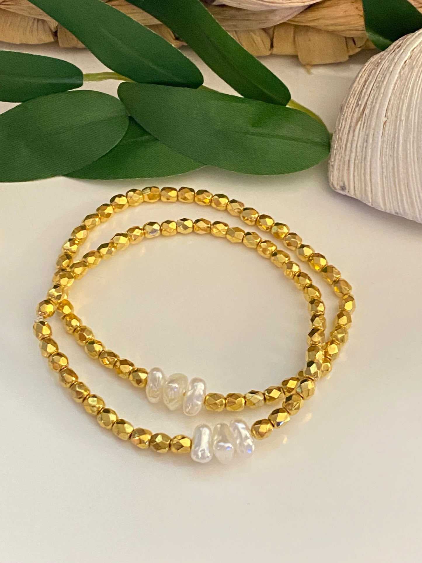 Bracelet en perles à facettes dorées avec pépites de verre nacré