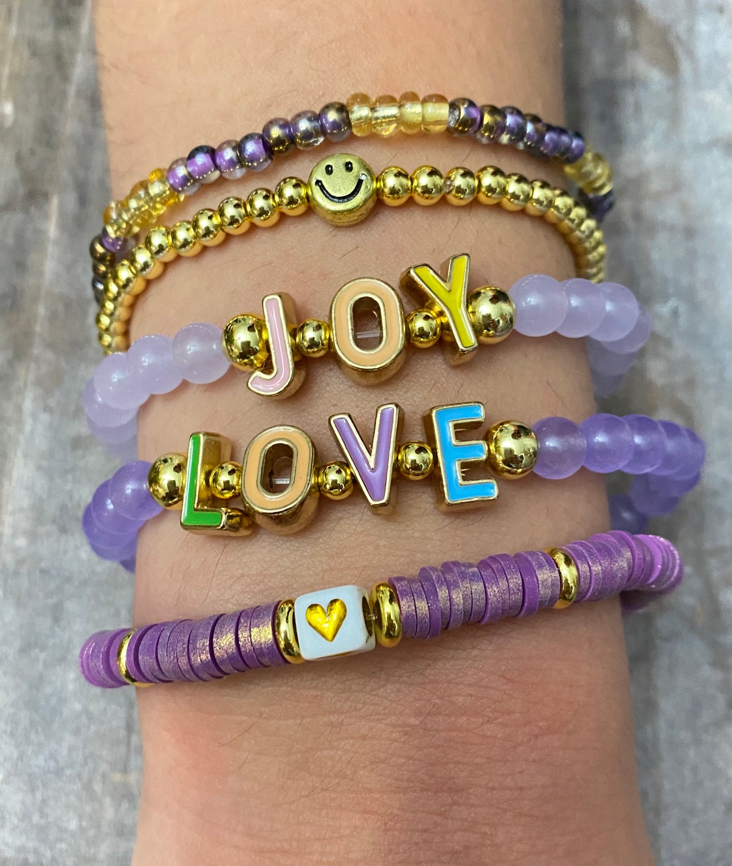 Pila de amor y alegría en color morado