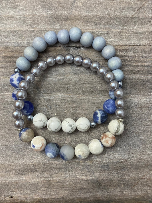 Pile de jeans argentée