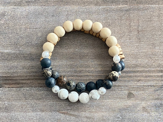 Pila de cocos blancos y negros