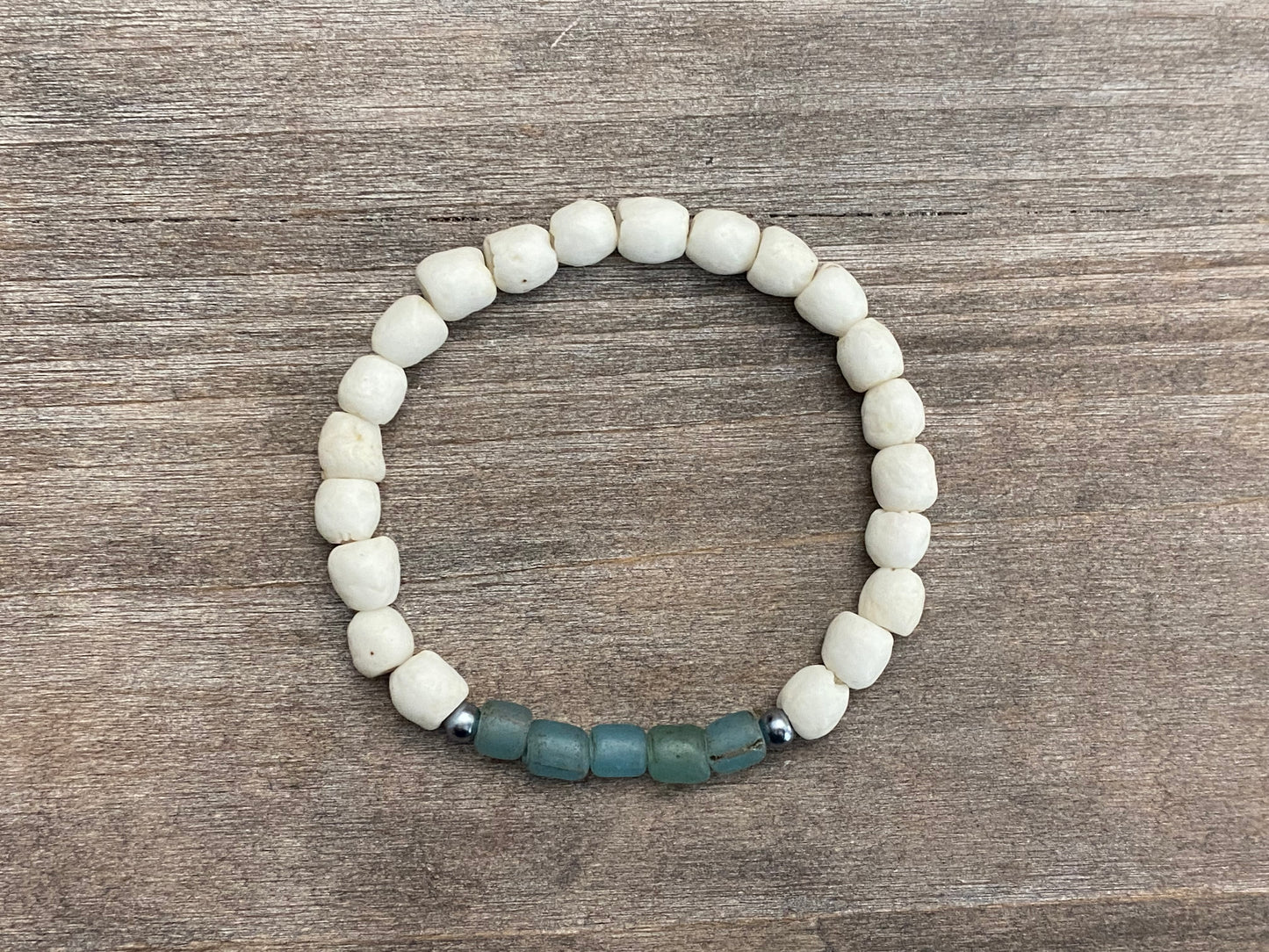Bracelet en verre recyclé turquoise délavé