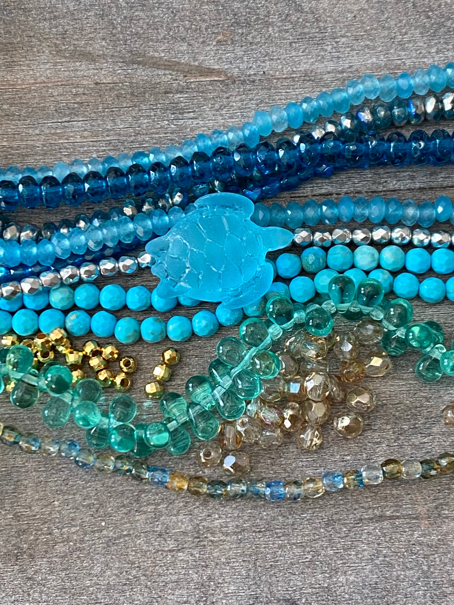 Bracelet en forme de larme bleue et de magnésite de Tiny Oceans Island