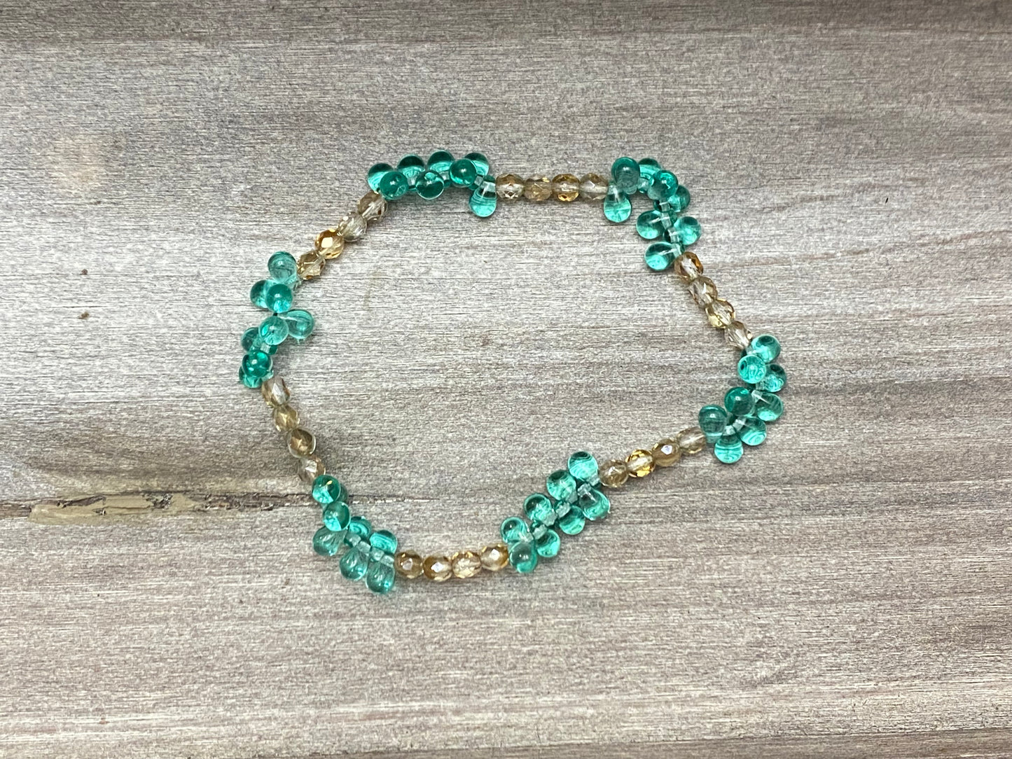 Bracelet en forme de larme bleue de Tiny Oceans Island