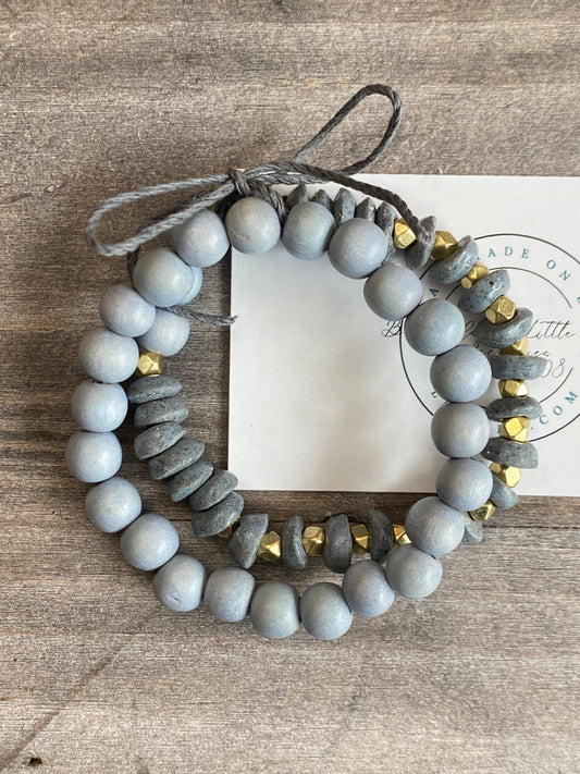 Pulsera apilada con platillo de vidrio Ashanti en color gris