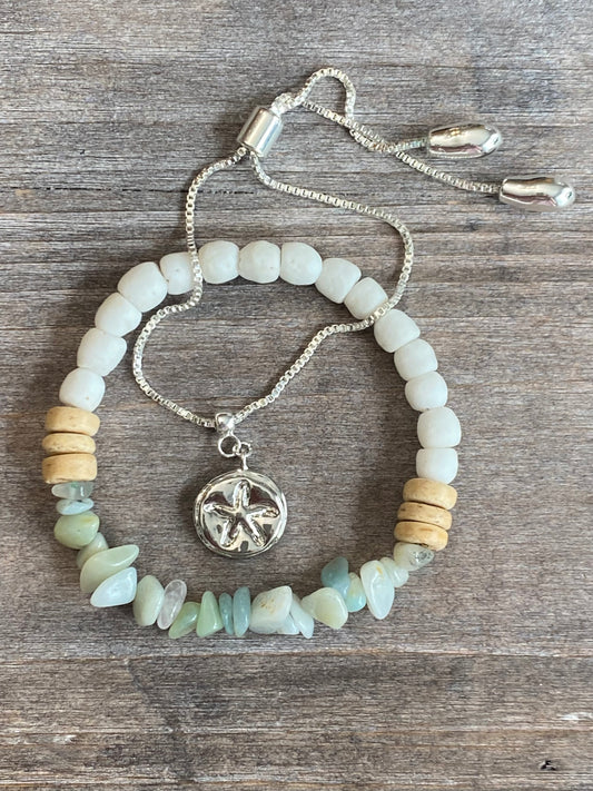 Pile d'étoiles de mer argentées